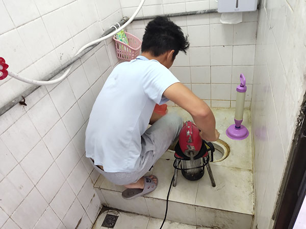 东乡管道堵塞冒臭气 专业师傅现场解决问题